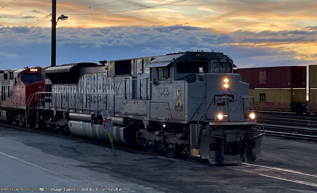 CP 7023/CN 3859 sitting in the Roberts' Bank fuelling spur near sunset